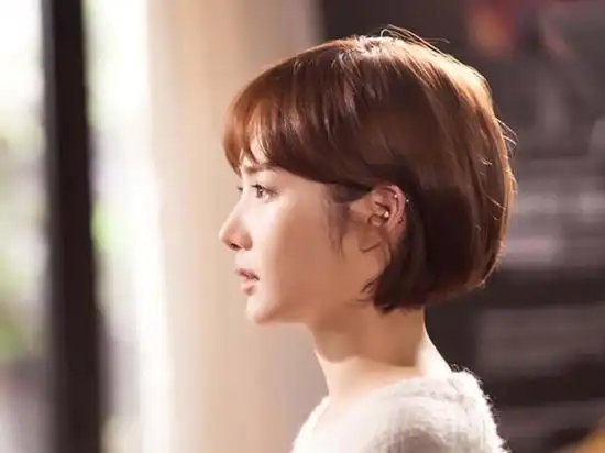 电影中,都有一个让我们迫不及待想去理发店拥有同款造型的短发女主角