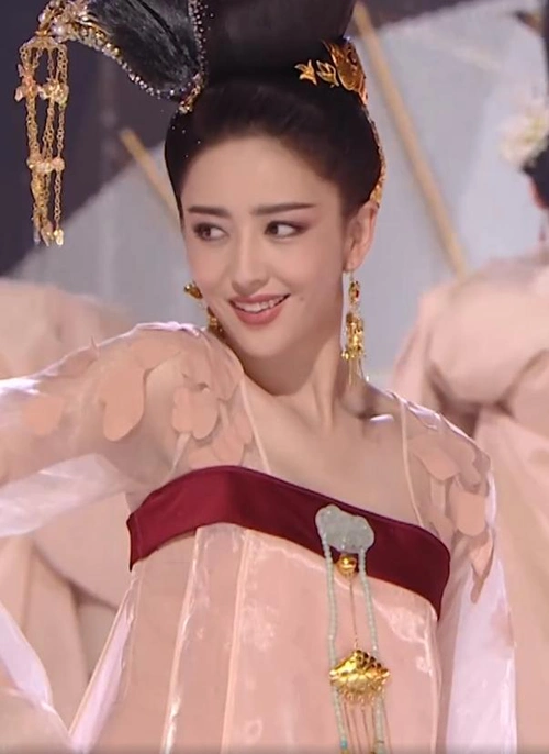 佟丽娅唐装跳舞照火了!镜头拉近看清皮肤,丝毫不敢相信她36岁了