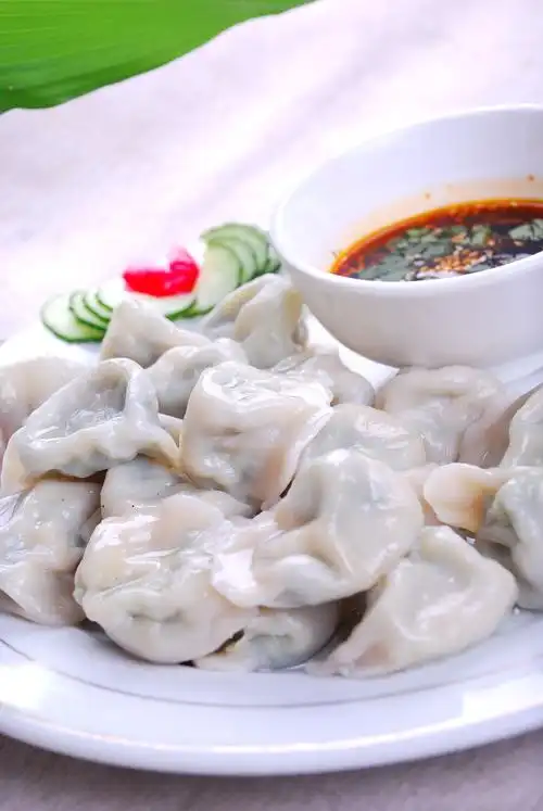 人工包的饺子zi和机器包的饺子zi差在形状上不同,饺子zi皮的口感不同