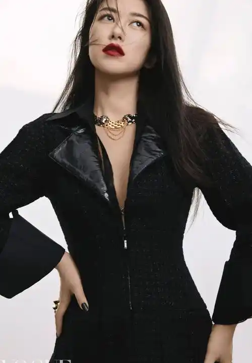 "浪姐"朱珠登vogue,穿着时尚古装,拥有美人鱼般的时尚身材_黑色_曲线