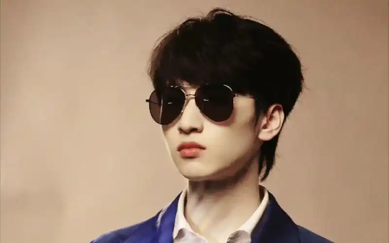 严浩翔这么帅的人不拿来做来电视频可惜了