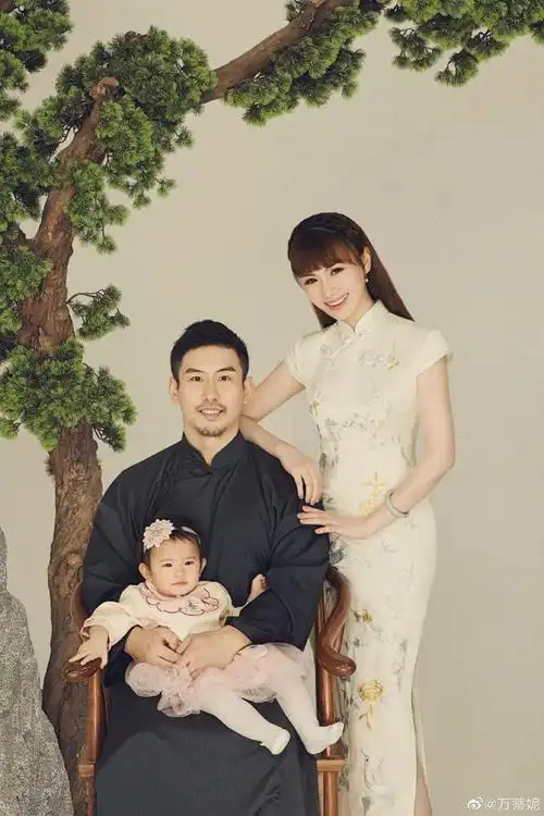 万蒂妮透露,为了孩子,她和老公都调整了心态和工作时间,老公清晨出门