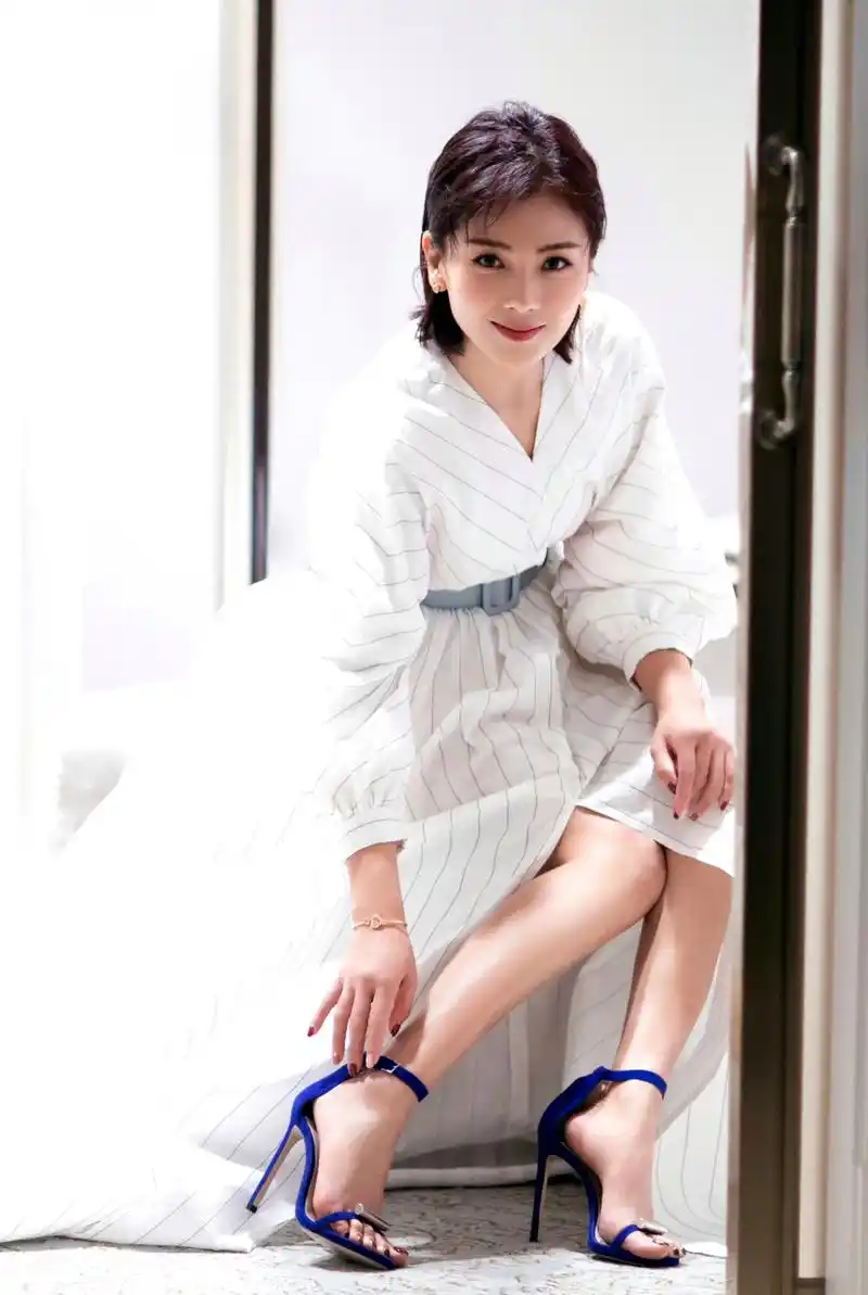 刘涛的一字带高跟嫩足[色] 就是很爱[舔屏] 676767