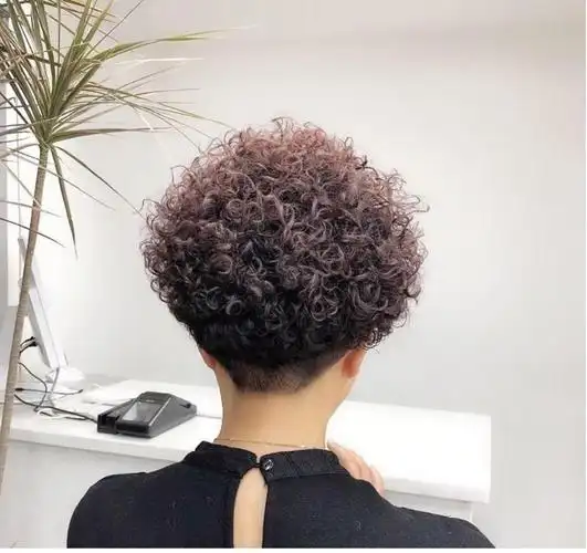 烫发对于40岁以上女性来说是必不可少地,这种满头烫发很洋气,当满头烫