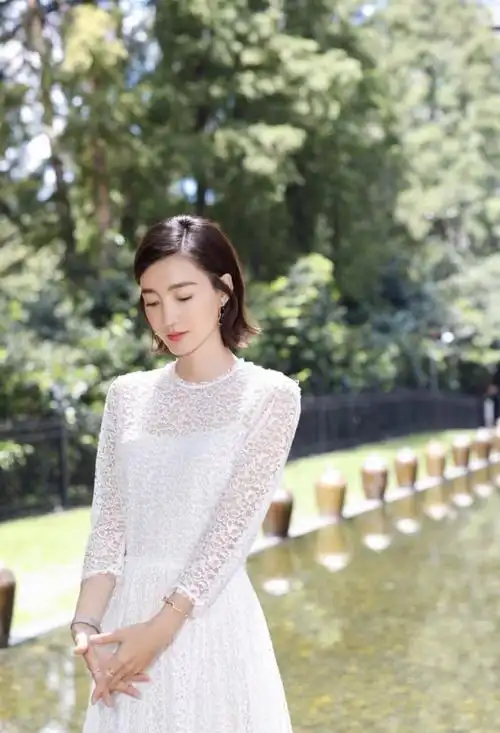 王丽坤一袭白色蕾丝连衣裙出席活动齐肩短发气质优雅像名媛