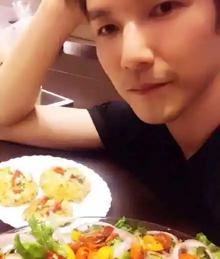 钟汉良晒素颜照,迷之自拍角度,有颜任性!网友直呼:不老童颜