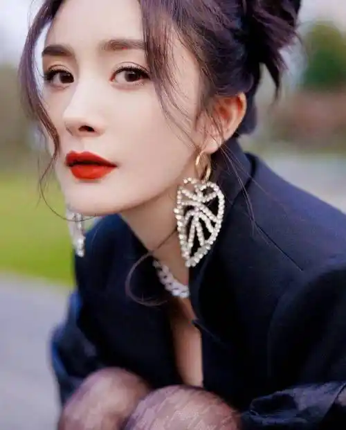 杨幂潇洒离开嘉行后,被奶大的"五子"还挺得住吗?_传媒_公司_合同