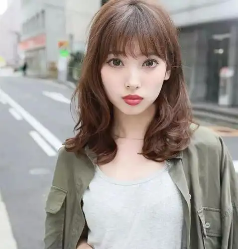 三四十岁女人发量非常多,适合烫什么发型?试试时髦减龄的弯弯烫