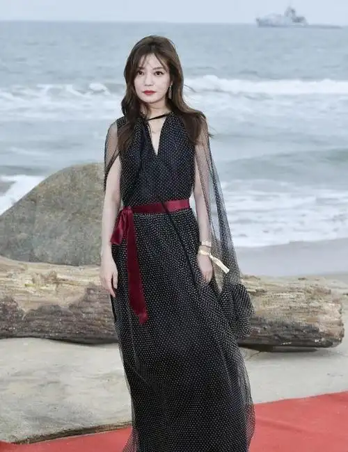 赵薇打扮富态穿抹胸礼服配条纱肩带印点银花难忽视