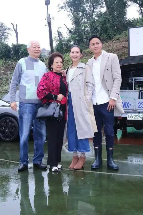 何润东一家四口罕同框柜姐妻子好有明星相妈妈打扮好阔气