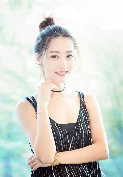 演员白冰(演员白冰:闪婚小三岁男模,离婚后独自带娃,如今36岁仍单身)