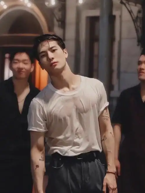 #王嘉尔六块腹肌封面#王嘉尔的身材真的绝!... 来自点开娱乐君 - 微博