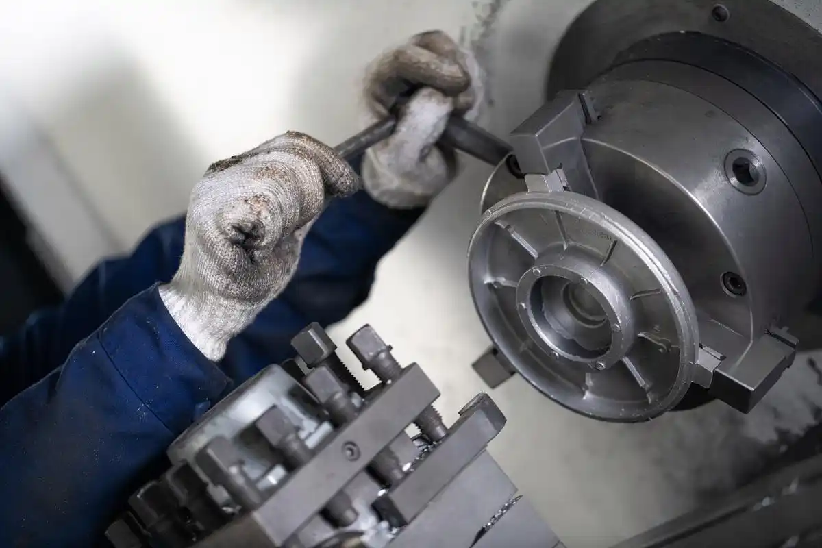 机械加工专业的学生可以在制造业,机械制造厂,汽车制造厂等企业就业