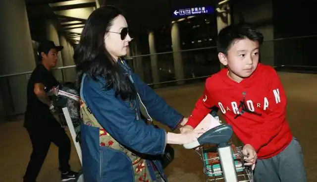 张柏芝为谢振南准备泳池派对庆生自曝暴瘦原因孩子开心就好