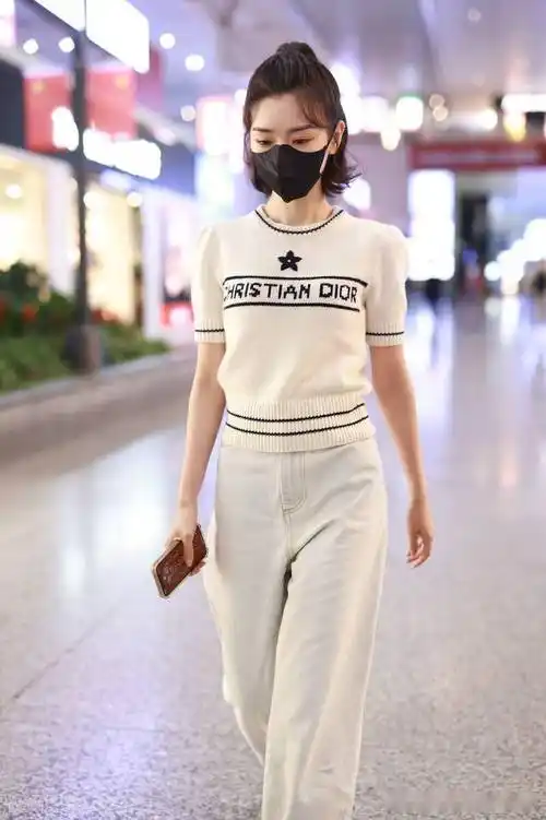 2021年10月11日,毛晓彤机场街拍.高腰裤搭配短上衣显得身高腿长