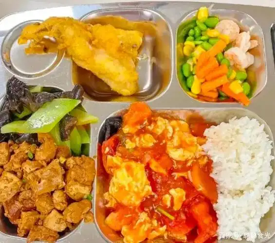 银行女员工晒出工作餐,5菜1汤免费吃,网友表示:太羡慕了