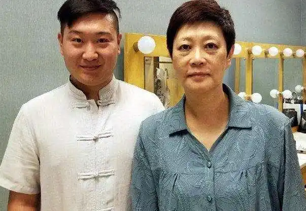 被告知离婚,她净身出户一伤十年;至今无法原谅|春晚|离婚|杨蕾|戴志诚