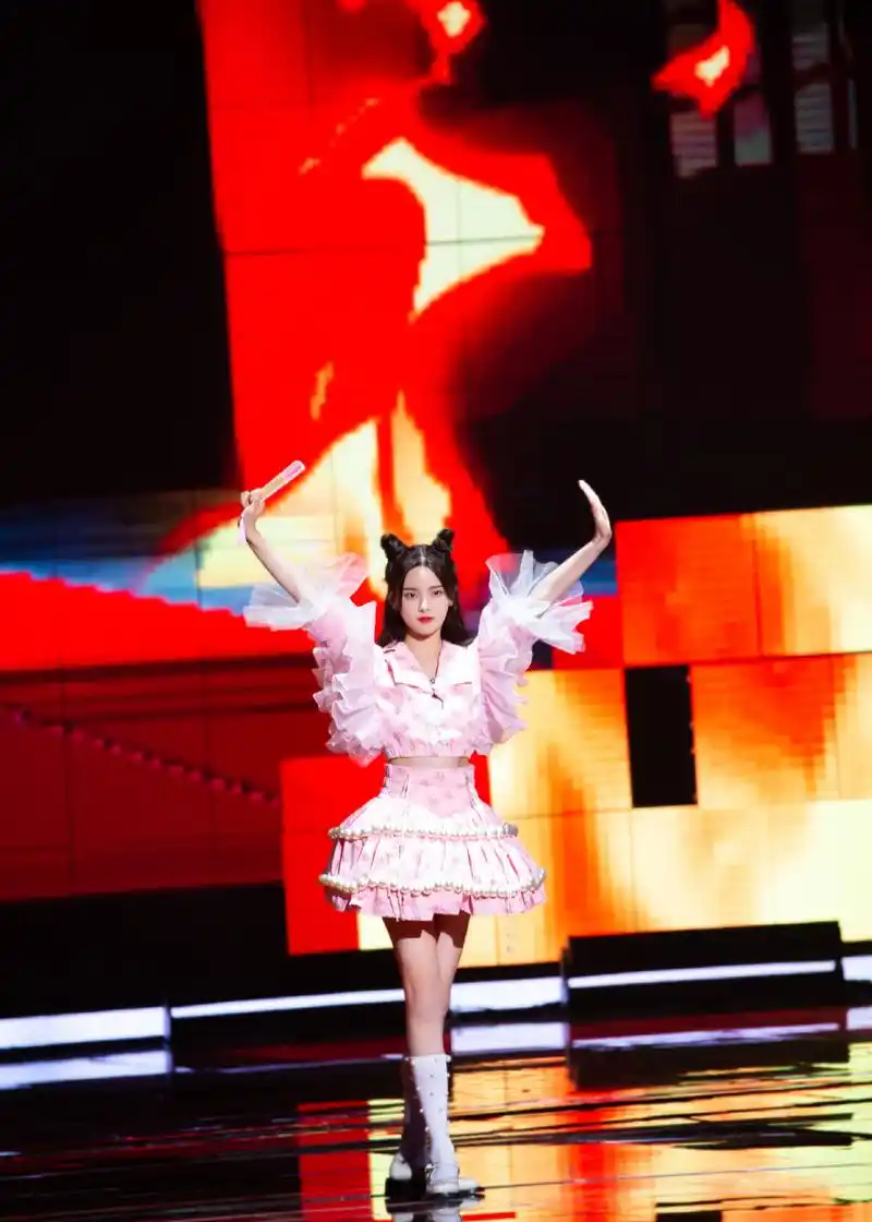 杨超越双十一狂欢夜舞台照图片610