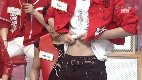 都来看王一博的腹肌!