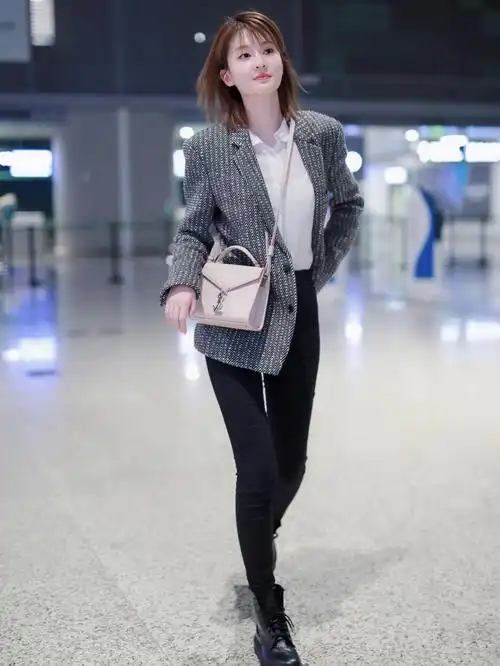 乔欣这次飘了,裤子修身的过分,大长腿和三七分身材,都安排上了