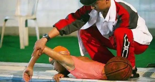 原创4岁被截肢的篮球女孩靠半截身躯斩获冠军如今怎么样了