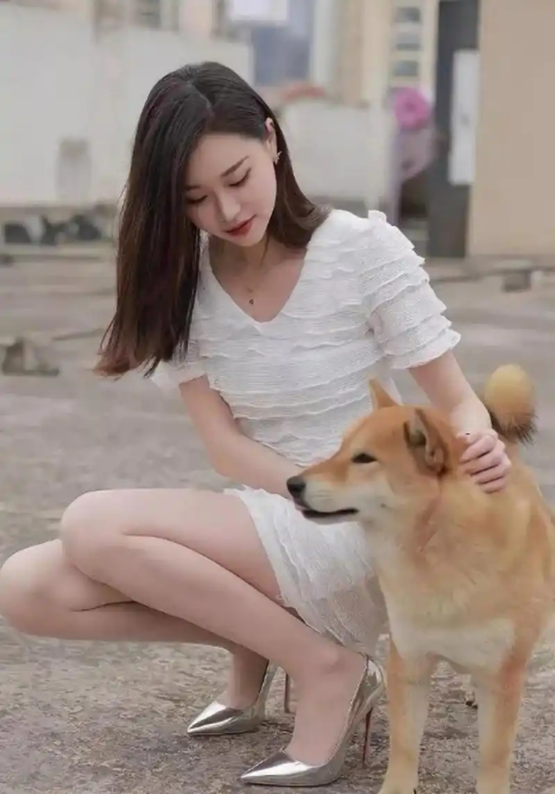 白色蓬松裙搭配银色高跟鞋的气质美女!