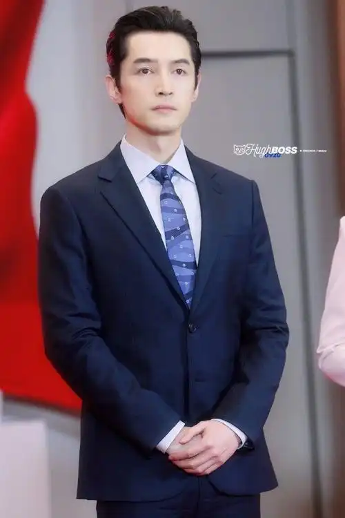 西装造型##胡歌背头#胡歌在上海亮相新剧开播发布会,他身穿深蓝色西装