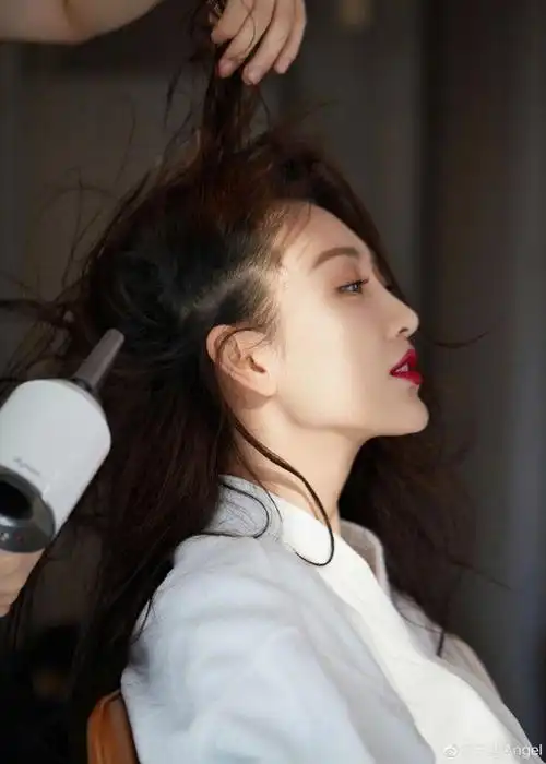 照片中,王鸥用侧脸面对镜头,红唇黑发好有氛围感,真的是氛围感美女.