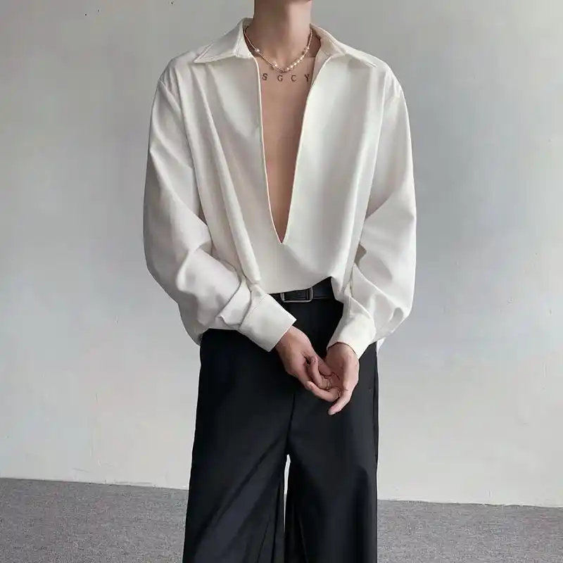 大v领设计加上垫肩,让男生们瞬间