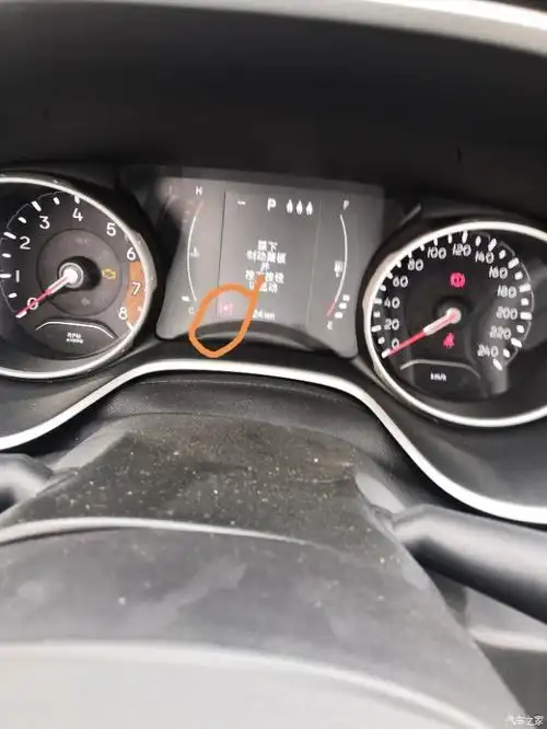 仪表盘出现闪电图标jeep指南者