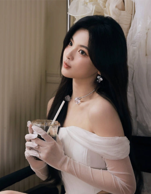 杨超越白色公主风套装 娇俏可爱贵气满满