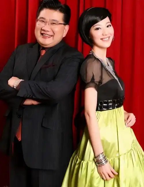 央视主持人王冠:和曹可凡传绯闻,两次从央视消失,38岁仍未婚