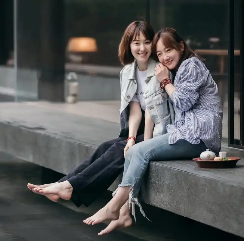 薛佳凝vs王冠   光脚丫拍摄闺蜜照[鲜花]