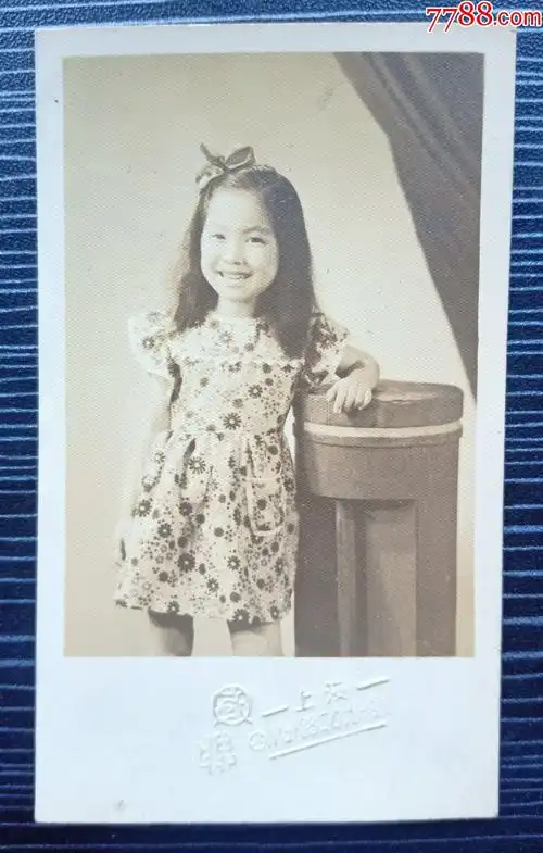 老照片15876民国时期漂亮的小女孩碎花裙上海四川北路2091号