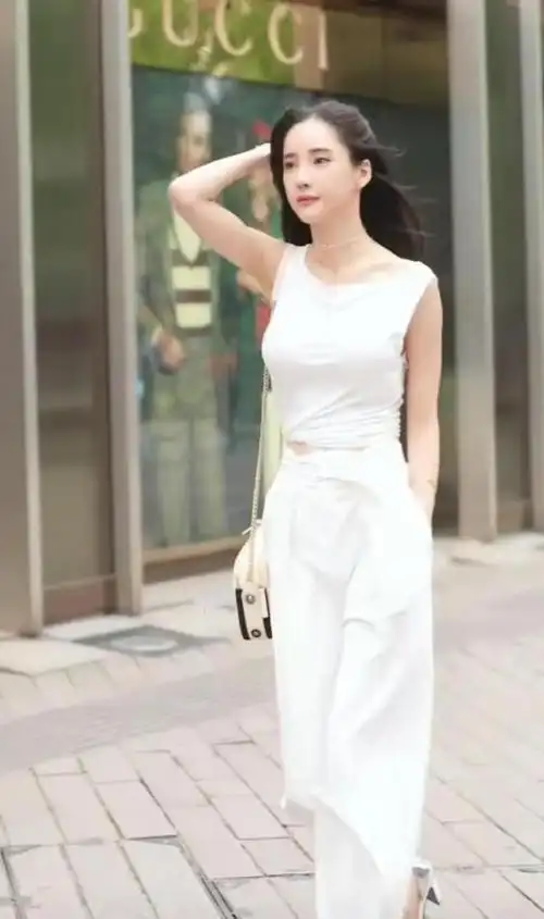 美女街拍,全身白衣的美女仿佛仙女降落凡尘,不染尘埃