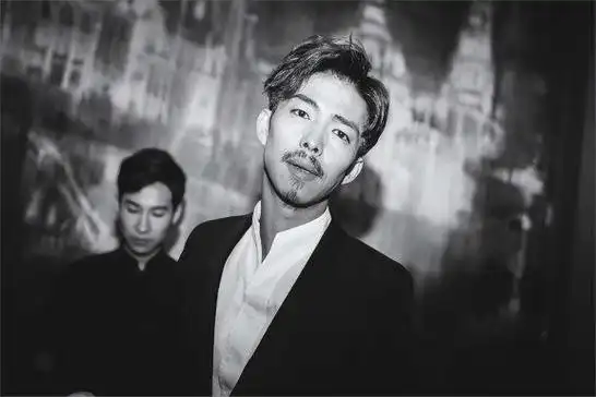 形象逐渐发生了改变,由原本的寸头变成了长发.