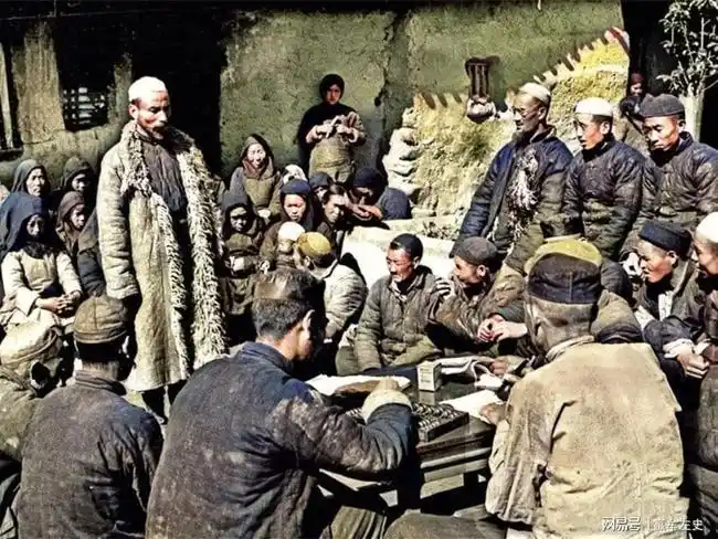 罕见真实彩照50年代批斗地主场面很激烈恶霸被就地处决
