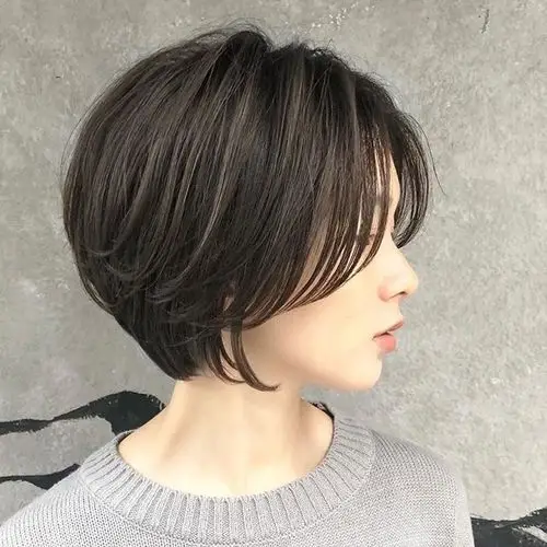 女生剪中分短发,时尚又小颜