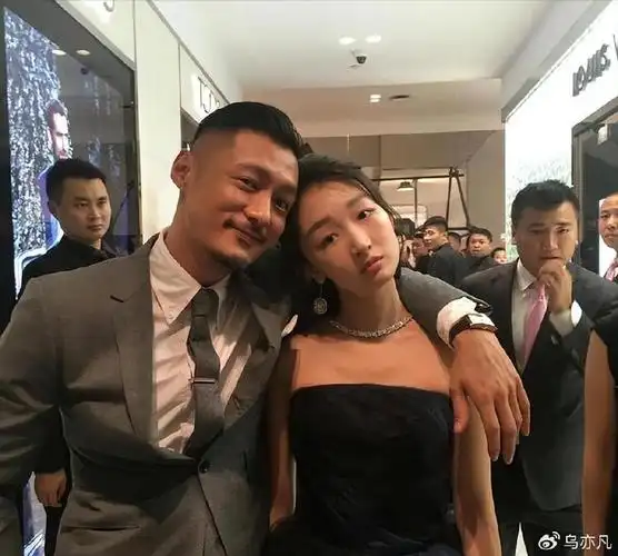 揭开了"三金影后"周冬雨混乱情史|周冬雨|曾志伟|两人_新浪新闻