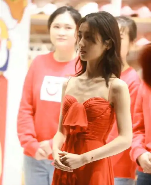 张子枫|张子枫穿红色连衣裙亮相,瘦骨嶙峋的身材,真的是女明星的美吗?