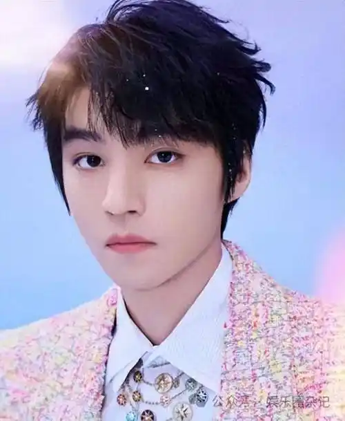 近日,一组王俊凯在活动中和别人的最新合照在网上流出,引发了广大粉丝