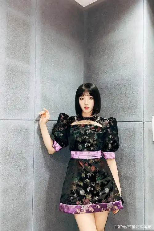 宋雨琦穿正装也是这么可爱?黑色西装裙搭配微卷刘海,性感又俏皮