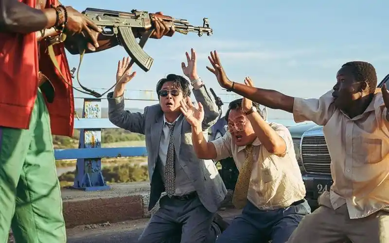 "延边战神"最新爽片《摩加迪沙》,这可能是2021年韩国最好看的电影了!