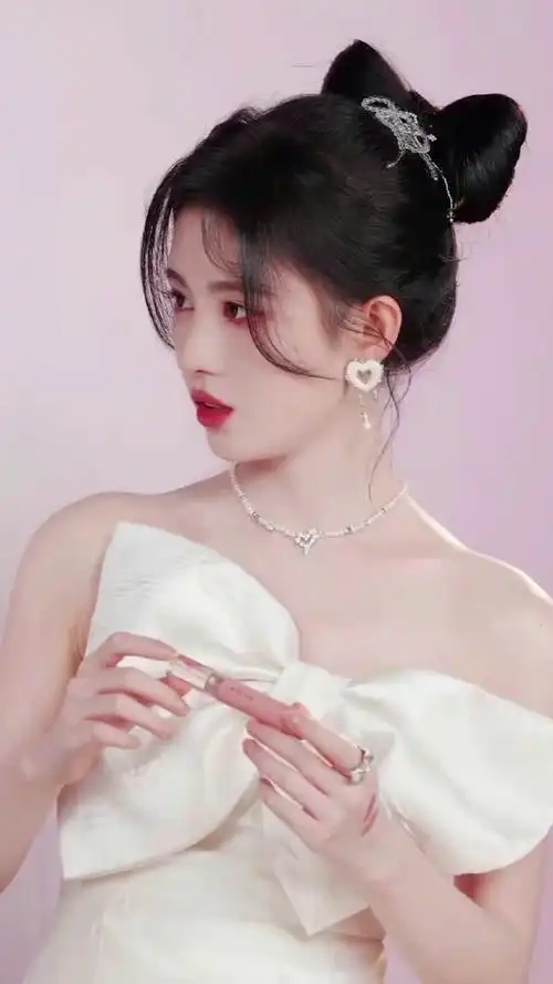 鞠婧祎蝴蝶结白裙造型 鞠婧祎直播截图状态 笑起来温婉动人,这是仙女