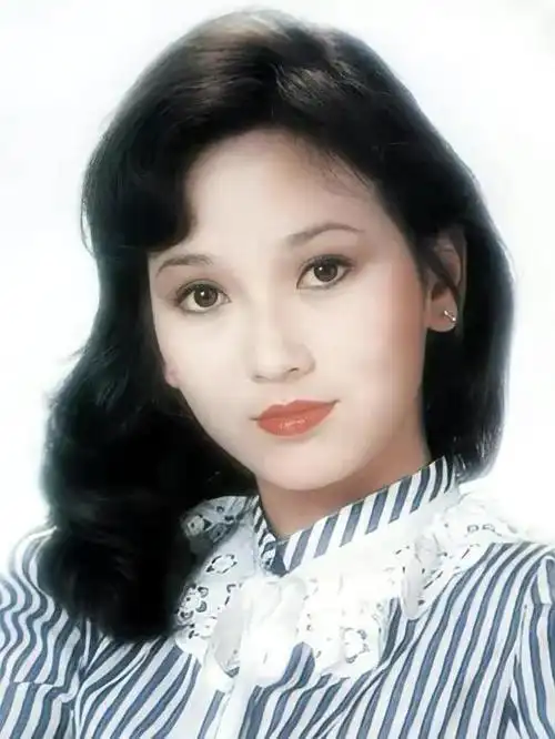 赵雅芝三子现状:长子47岁次子44岁,小儿子37岁,个个让她骄傲