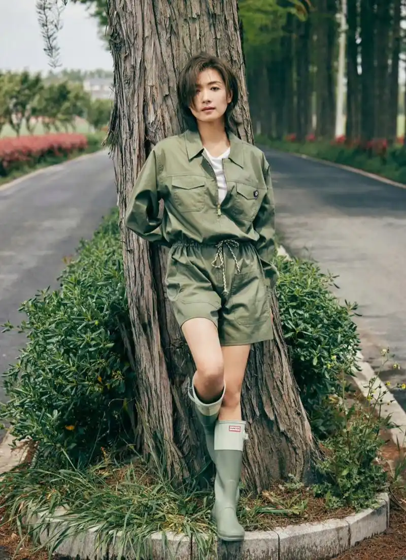 工作室晒出万茜在现场的营业照,活泼好动很有精气神,就等着节目正式播