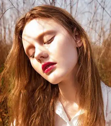 女生棕栗色发型图片 2018女生时尚亚麻棕栗色头发