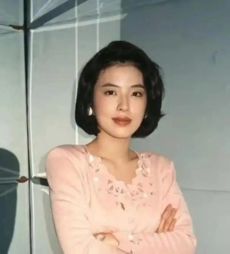 罗美薇,天王张学友的夫人,年轻时美若天仙,其五官融合了周慧敏和