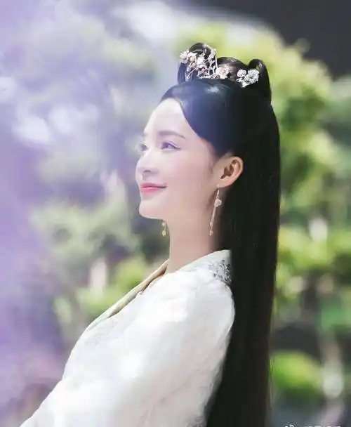 李沁古装剧照甜美写真