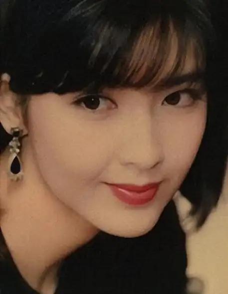 周慧敏,被誉为"玉女掌门人",无疑是上世纪90年代最美的女星.